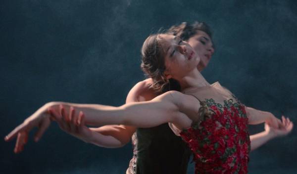 惹かれ合う2人の美しいダンスシーン『RED SHOES／レッド・シューズ』本編映像