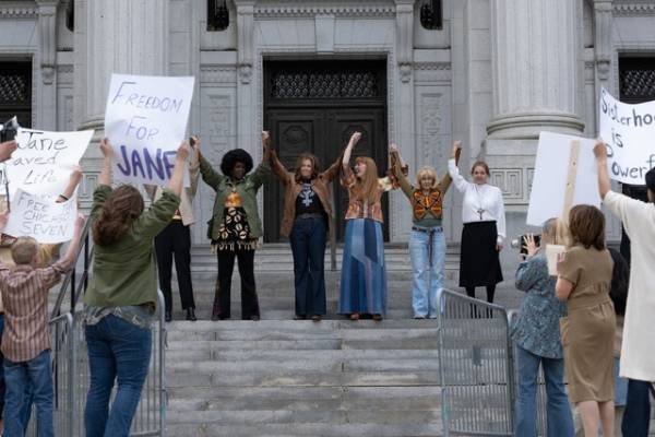 中絶を望む女性たちを救った団体に迫る『コール・ジェーン』