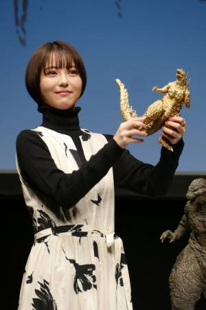 凱旋帰国の山崎貴監督、オスカー快挙は「ゴジラのおかげ」　浜辺美波がサプライズ祝福！