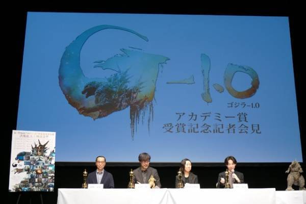 凱旋帰国の山崎貴監督、オスカー快挙は「ゴジラのおかげ」　浜辺美波がサプライズ祝福！