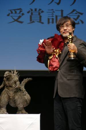 凱旋帰国の山崎貴監督、オスカー快挙は「ゴジラのおかげ」　浜辺美波がサプライズ祝福！