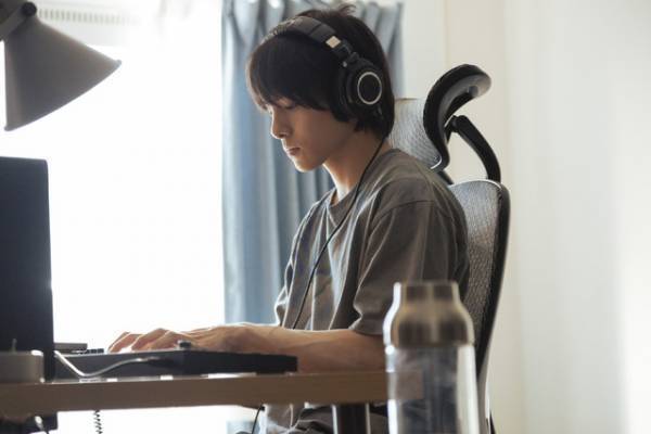 映画初主演JO1・川西拓実を桜田ひより＆井之脇海＆柳俊太郎がサポート『バジーノイズ』場面写真