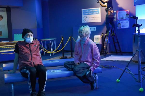 佐久間大介“吐夢”のピンク衣装姿が公開『マッチング』