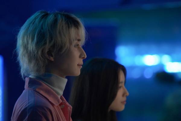 佐久間大介“吐夢”のピンク衣装姿が公開『マッチング』