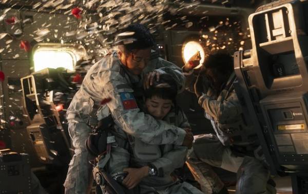 製作費65億円の大迫力、中国SF超大作『流転の地球』3分超えロング予告