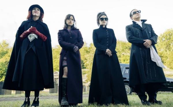 『ビートルジュース』続編より初映像解禁 新キャストのジェナ・オルテガ演じるアストリッドの姿も