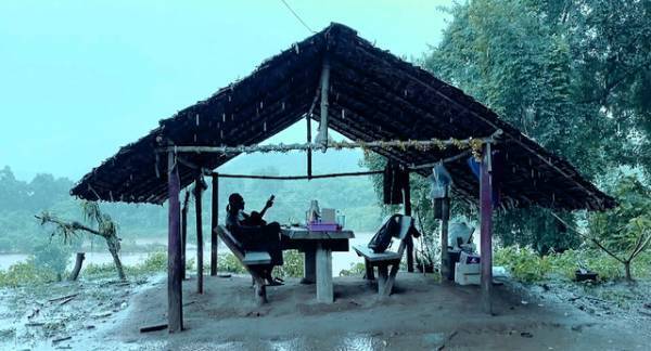 指名手配、ジャングルでの潜伏生活…闘い続ける映画監督の姿映し出す『夜明けへの道』予告編