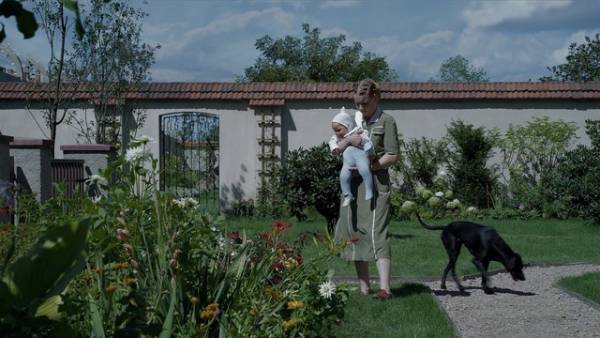 『落下の解剖学』でも話題、ザンドラ・ヒュラーが「アウシュビッツの隣で暮らす妻」を演じた『関心領域』を語る