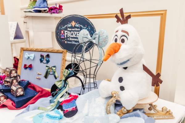 【ディズニー】『アナと雪の女王』エリアの新アトラクション、「アナとエルサのフローズンジャーニー」をテーマにしたグッズが新登場！