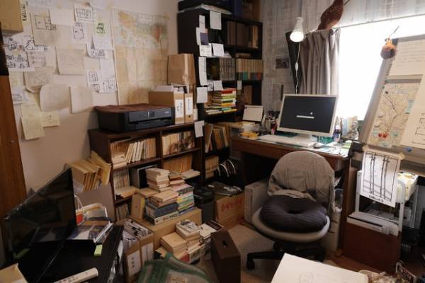 興収30億円突破　間宮祥太朗＆佐藤二朗共演『変な家』セット写真が公開