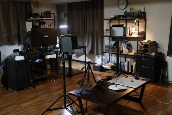 興収30億円突破　間宮祥太朗＆佐藤二朗共演『変な家』セット写真が公開