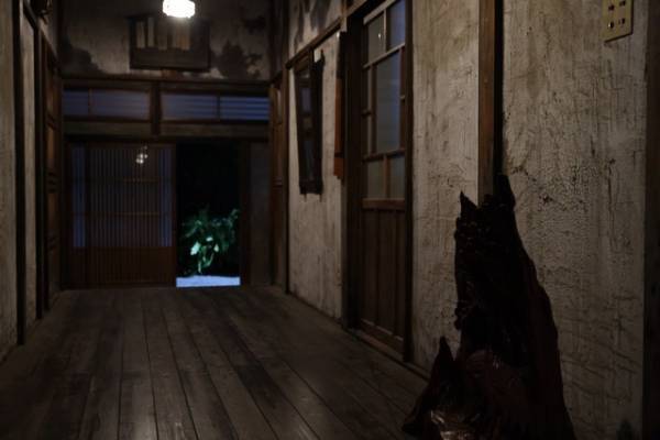 興収30億円突破　間宮祥太朗＆佐藤二朗共演『変な家』セット写真が公開