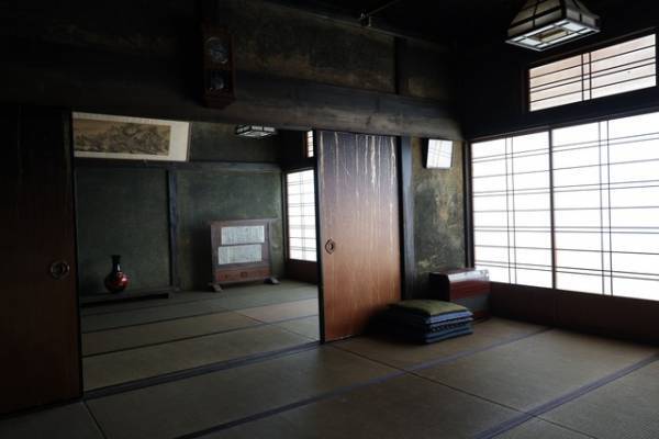 興収30億円突破　間宮祥太朗＆佐藤二朗共演『変な家』セット写真が公開