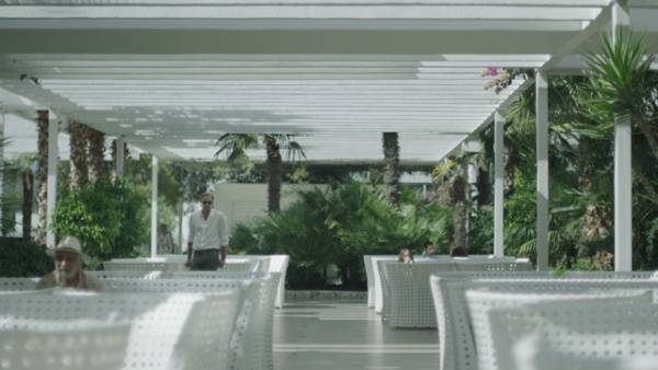 アレクサンダー・スカルスガルドが物憂げな表情見せる『インフィニティ・プール』場面写真