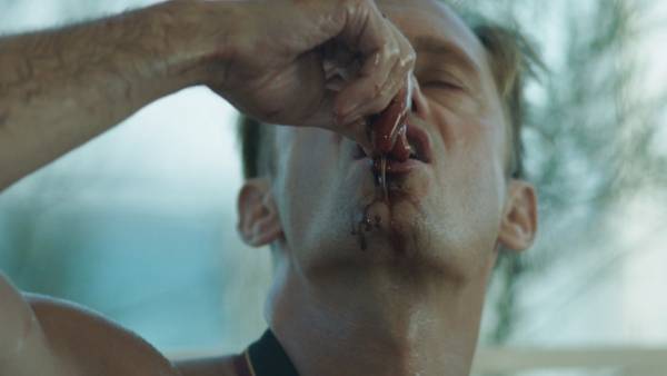 アレクサンダー・スカルスガルドが物憂げな表情見せる『インフィニティ・プール』場面写真