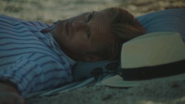 アレクサンダー・スカルスガルドが物憂げな表情見せる『インフィニティ・プール』場面写真