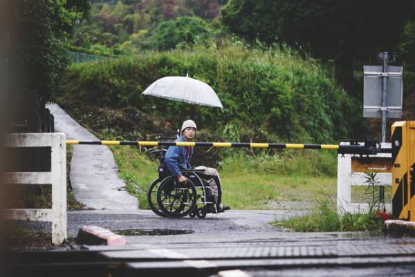佐藤寛太が5役を演じ分け！涙を流す場面写真も解禁『不死身ラヴァーズ』