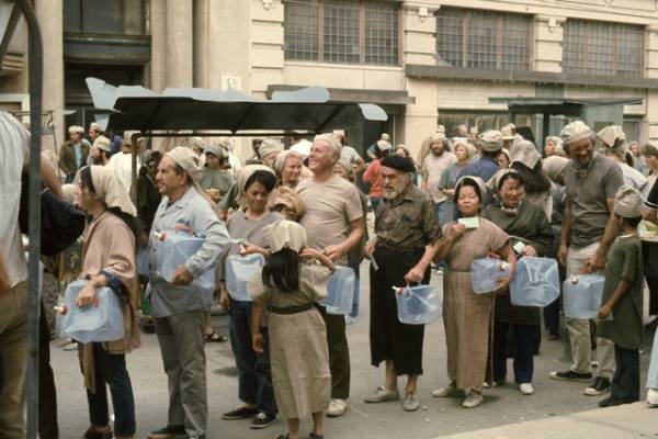 ショベルカーが人々を掬いあげる…『ソイレント・グリーン 《デジタル・リマスター版》』特報＆メインビジュアル