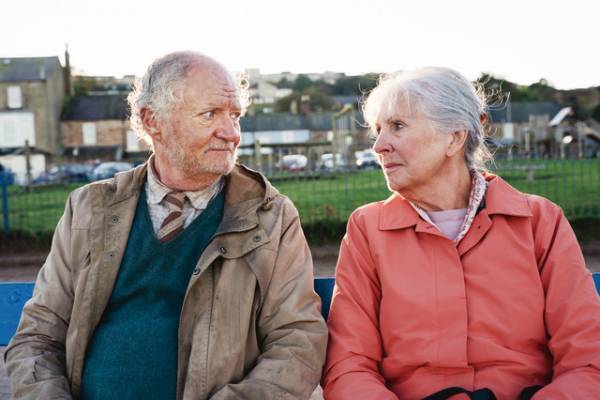 800kmの手ぶら旅が始まる『ハロルド・フライのまさかの旅立ち』予告映像＆場面写真