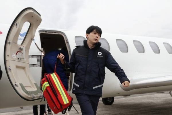 「PICU スペシャル」吉沢亮“しこちゃん先生”のドクタージェット搭乗シーン公開