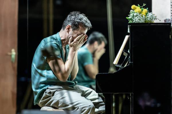 アンドリュー・スコットがオリヴィエ賞候補に　NTLive「ワーニャ」場面写真＆リハーサル写真解禁