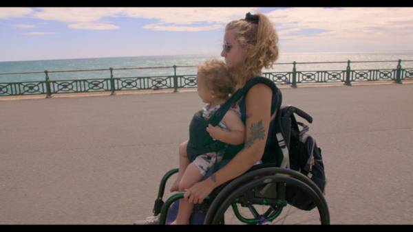 まれな障がいを持つ気鋭女性監督が自ら撮影、自分の生き方を模索する『わたしの物語』6月公開