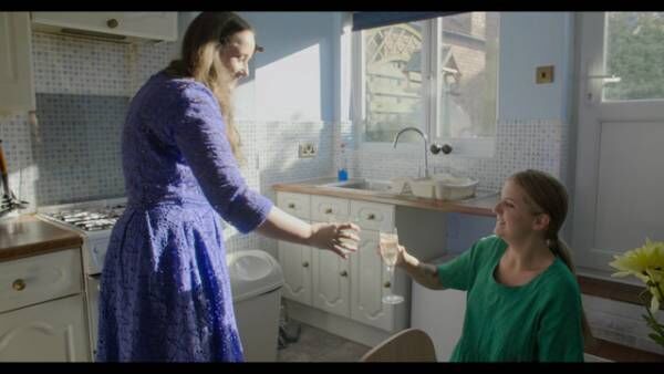 まれな障がいを持つ気鋭女性監督が自ら撮影、自分の生き方を模索する『わたしの物語』6月公開