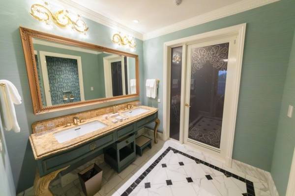 【ディズニー】1泊30万円台＆最上級の宿泊体験を提供　東京ディズニーシー・ファンタジースプリングスホテル「グランドシャトー」潜入！