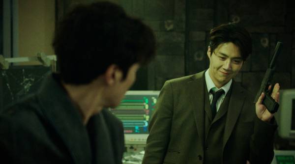 『貴公子』キム・ソンホ、ミステリアス＆お茶目な場面写真公開