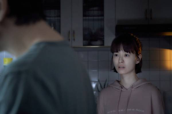 隣にいるのはだれ…？『スリープ』レトロポスター＆場面写真解禁