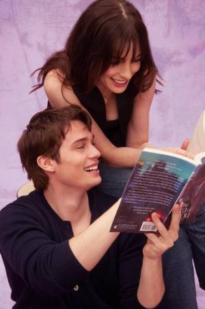 仲睦まじいアン・ハサウェイ＆ニコラス・ガリツィンの特写公開『アイデア・オブ・ユー ～大人の愛が叶うまで～』