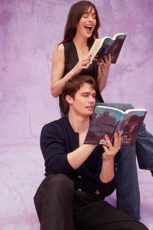 仲睦まじいアン・ハサウェイ＆ニコラス・ガリツィンの特写公開『アイデア・オブ・ユー ～大人の愛が叶うまで～』