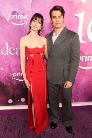 仲睦まじいアン・ハサウェイ＆ニコラス・ガリツィンの特写公開『アイデア・オブ・ユー ～大人の愛が叶うまで～』