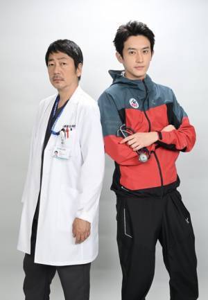 杉野遥亮＆大森南朋が対峙…山岳医演じる新ドラマ「マウンテンドクター」