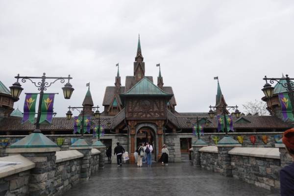 【ディズニー】アナとエルサも祝福！TDS新エリア「ファンタジースプリングス」プレビュー開催