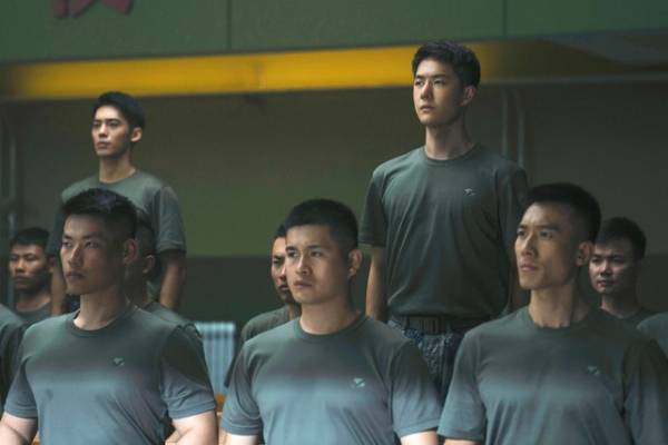 ワン・イーボー主演『ボーン・トゥ・フライ』本ポスター ムビチケ第2弾＆前売券付きブロマイドも