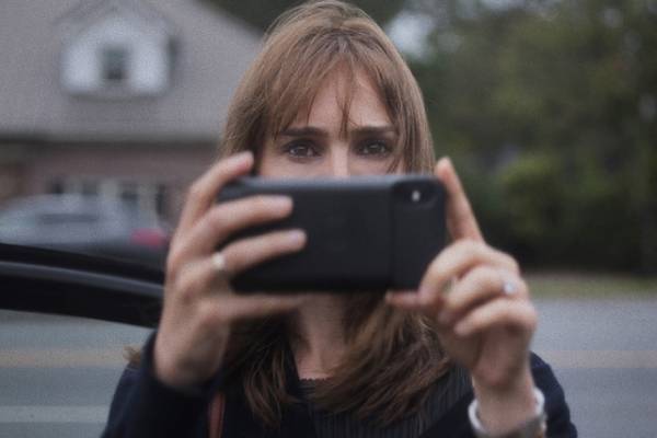 『メイ・ディセンバー』当事者たちと女優、疑念と憶測が交錯する場面写真