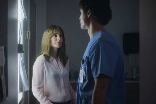 『メイ・ディセンバー』当事者たちと女優、疑念と憶測が交錯する場面写真