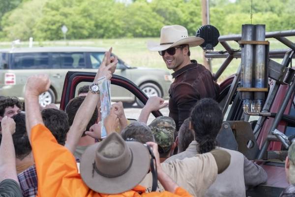 主演映画が連続公開グレン・パウエル『ツイスターズ』場面写真一挙解禁