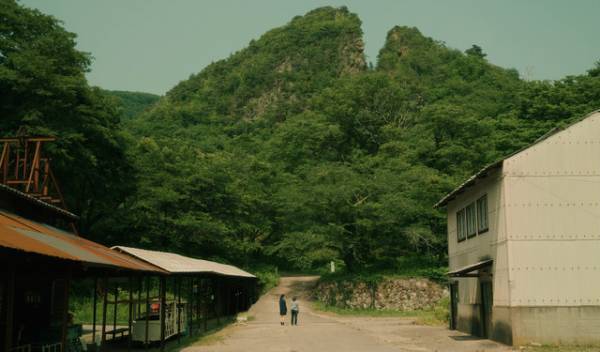 小松菜奈＆松田龍平らの表情と佐渡島の大自然捉える『わたくしどもは。』場面写真