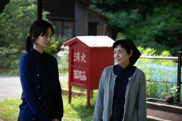 小松菜奈＆松田龍平らの表情と佐渡島の大自然捉える『わたくしどもは。』場面写真