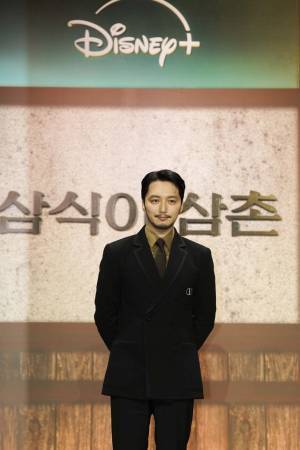 ソン・ガンホ「緊張とトキメキが交錯」　ドラマ「サムシクおじさん」で“後輩っぷり”発揮