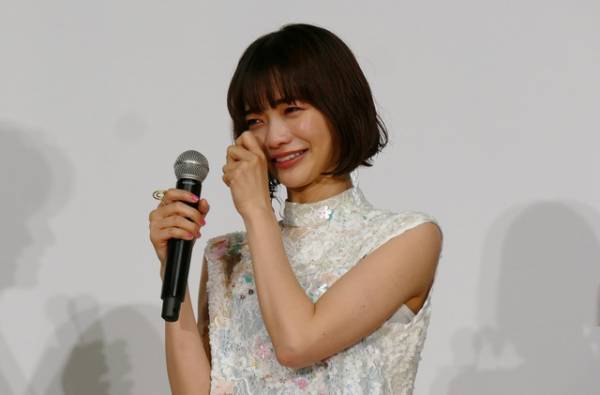 見上愛、松居大悟監督からの手紙に感涙『不死身ラヴァーズ』公開記念舞台挨拶