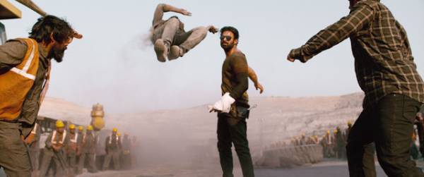 男たちが熱い死闘を繰り広げる…プラバース主演『SALAAR／サラール』場面写真