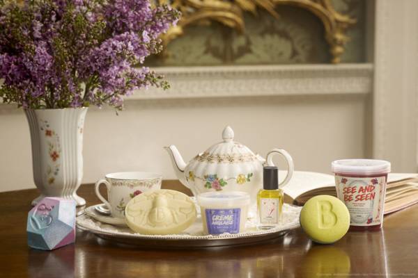 Netflix「ブリジャートン家」LUSH限定コラボ商品を販売