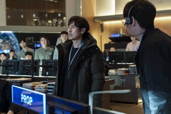 ド・ギョンス"宇宙飛行士"が月面で過酷な宇宙災害に直面『THE MOON』予告編