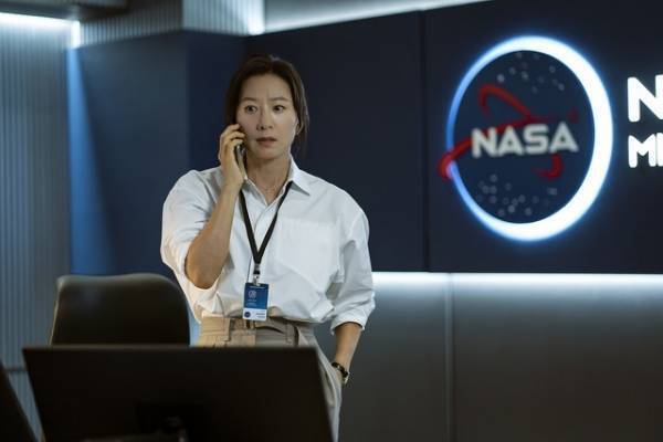 ド・ギョンス"宇宙飛行士"が月面で過酷な宇宙災害に直面『THE MOON』予告編