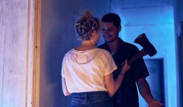 「何もかも怖い」戦慄のセクハラ・パワハラに斧を手にとる主人公…『ロイヤルホテル』予告編