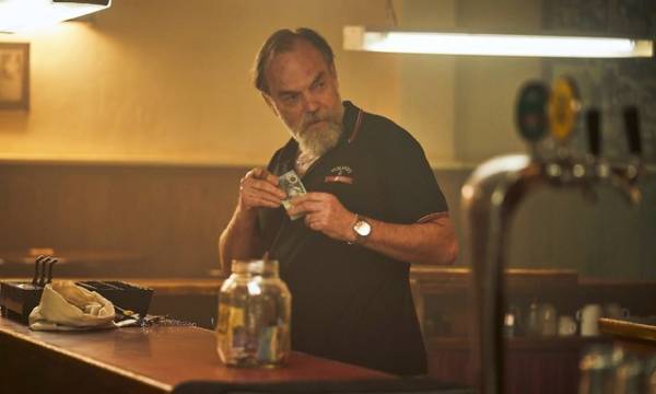 「何もかも怖い」戦慄のセクハラ・パワハラに斧を手にとる主人公…『ロイヤルホテル』予告編