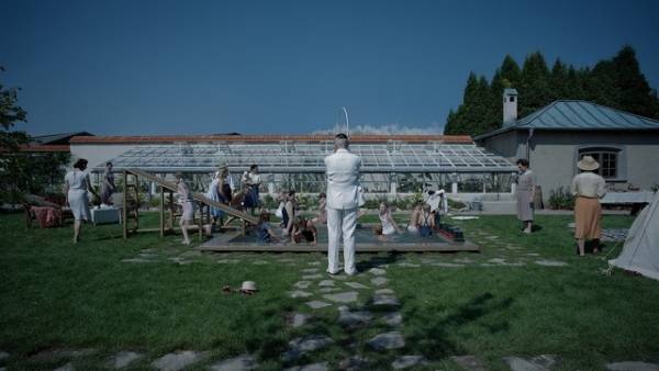 ザンドラ・ヒュラー「強制収容所との距離に衝撃を受けた」『関心領域』特別映像